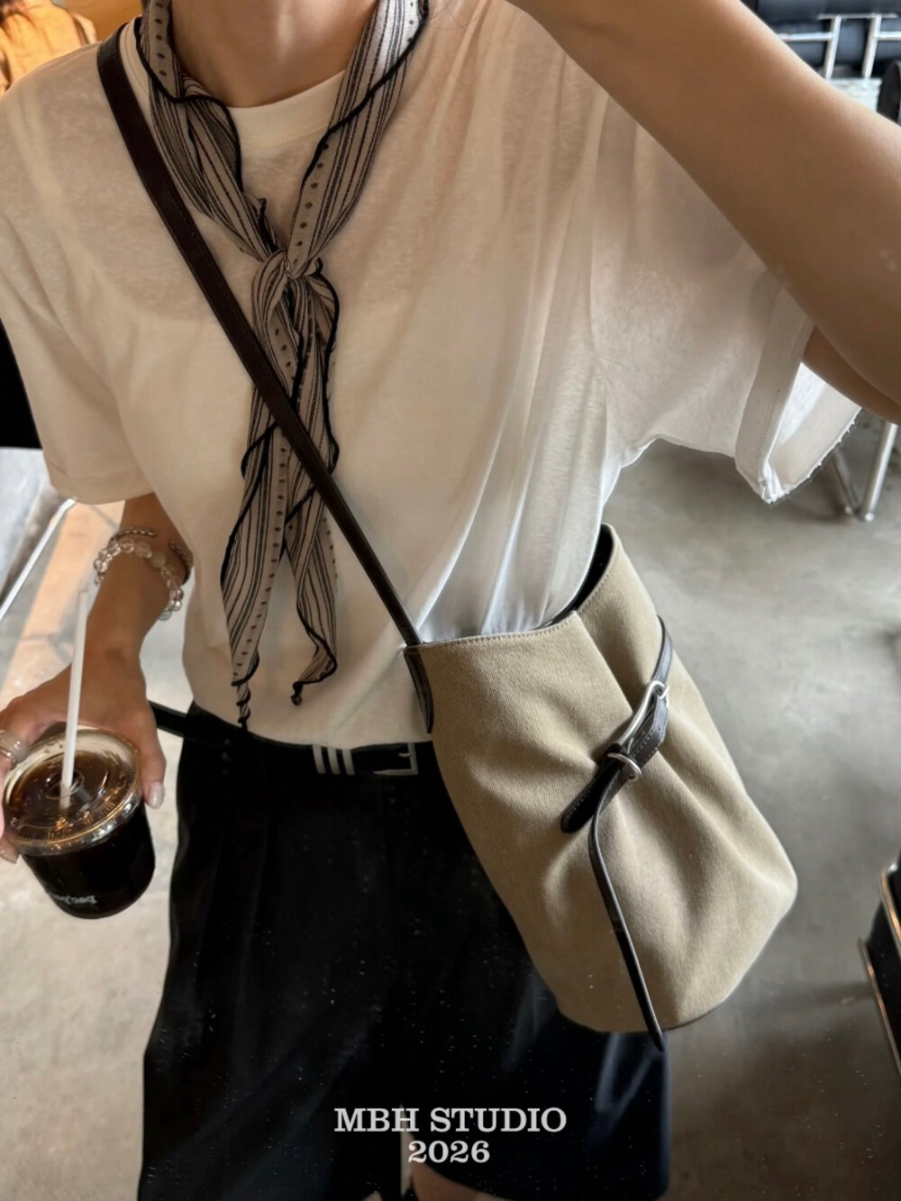 MBH Minimalist Canvas and Leather Bucket Bag with One-Strap Design Casual Commuter Shoulder Bag with Shoulder Strap - Image 2