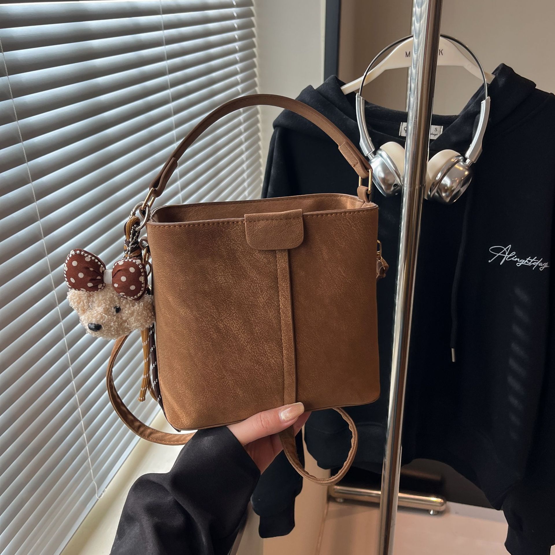 Korean Style Casual Fashion Bucket Bag Women 2026 Spring New High Beauty Simple Crossbody Bag - Image 3