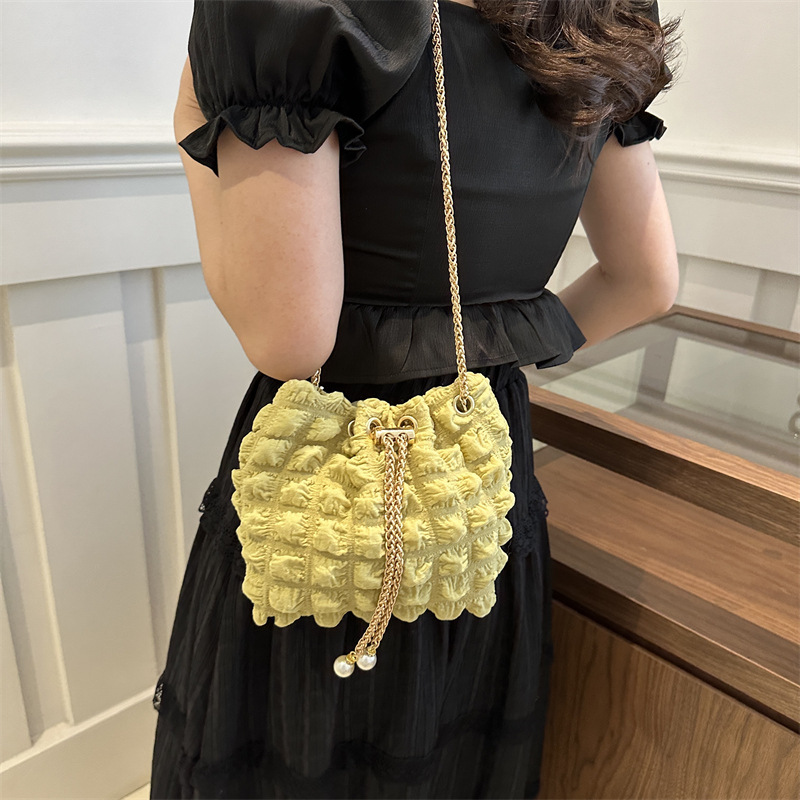 Cute Fresh Bubble Yarn Bucket Bag 2026 New Niche Quilted Chain Crossbody Shoulder Bag for Women - Image 3