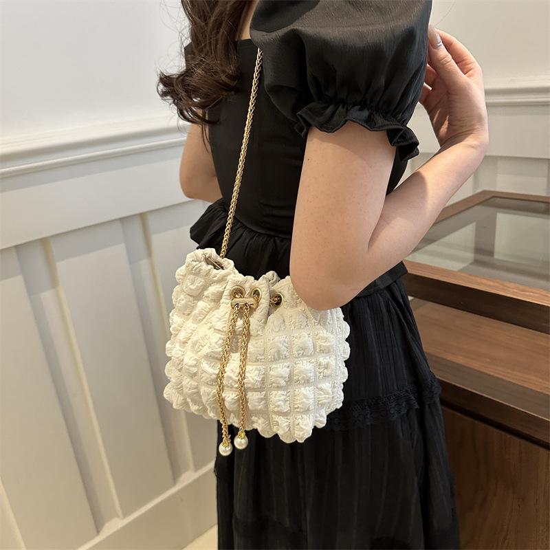 Cute Fresh Bubble Yarn Bucket Bag 2026 New Niche Quilted Chain Crossbody Shoulder Bag for Women - Image 2